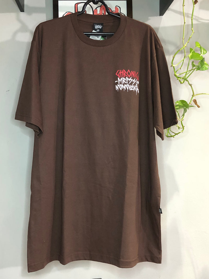 CAMISETA CHRONIC - DIA DE NADA VESPERA DE MUITO  - MARROM
