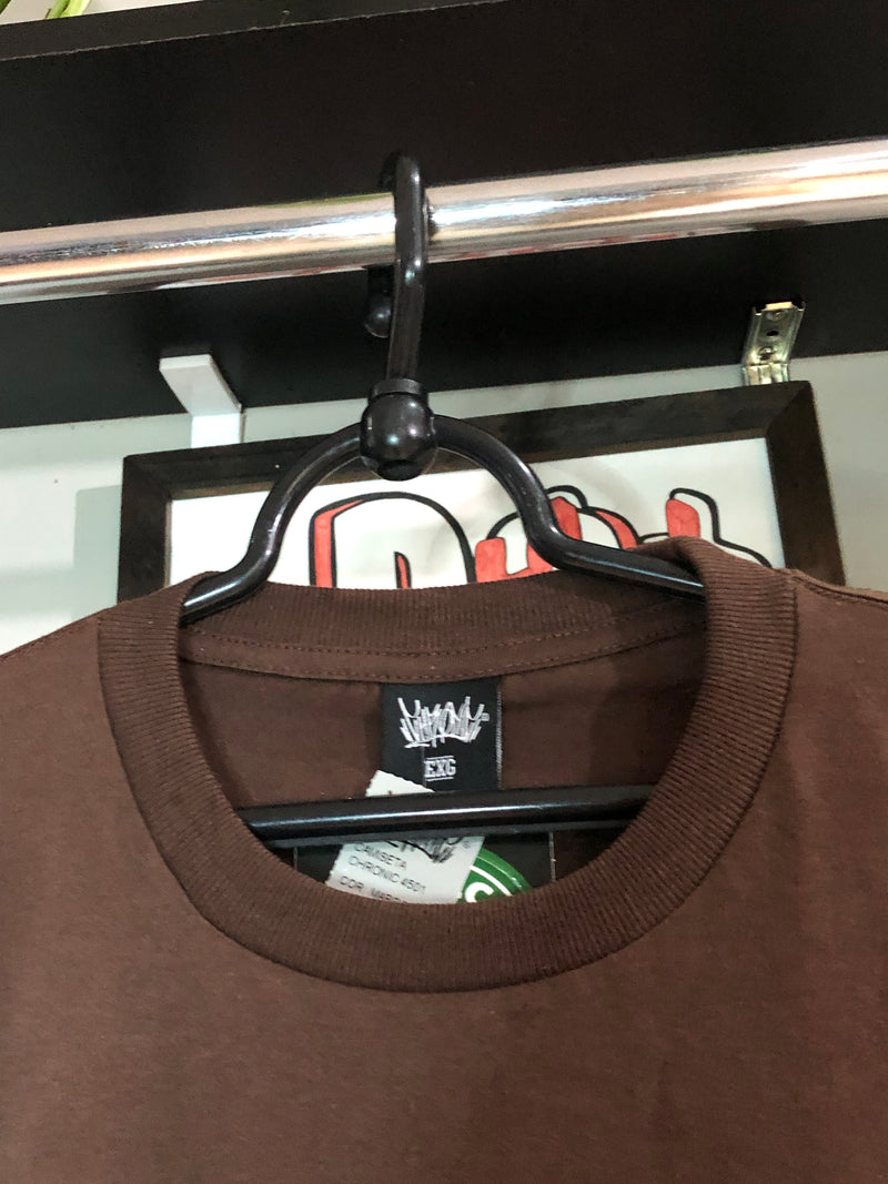 CAMISETA CHRONIC - DIA DE NADA VESPERA DE MUITO  - MARROM