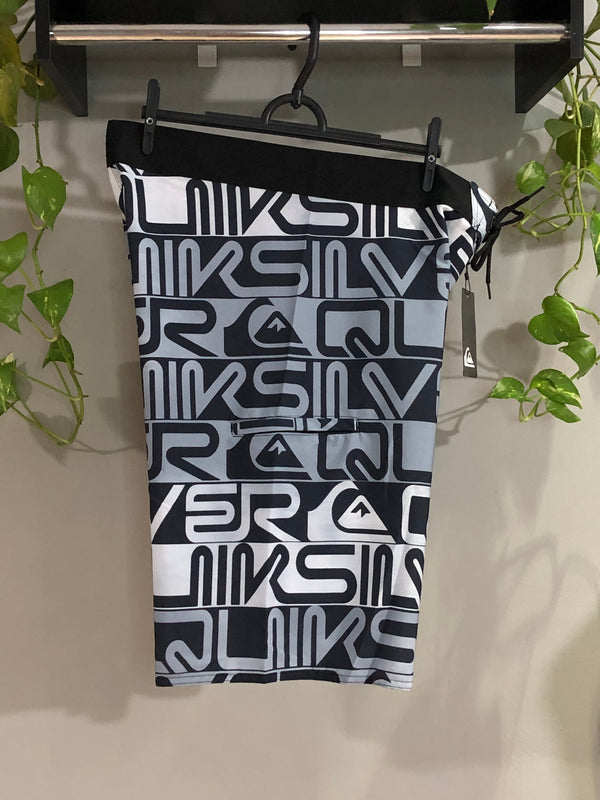BERMUDA QUIKSILVER EDITION - LETREIRO