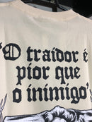 CAMISETA CHRONIC - O TRAIDOR É PIOR QUE O INIMIGO - BEGE