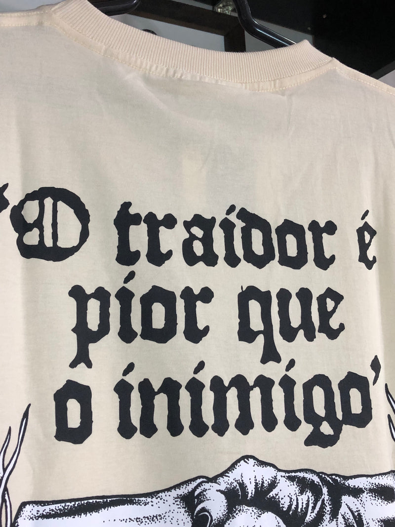CAMISETA CHRONIC - O TRAIDOR É PIOR QUE O INIMIGO - BEGE