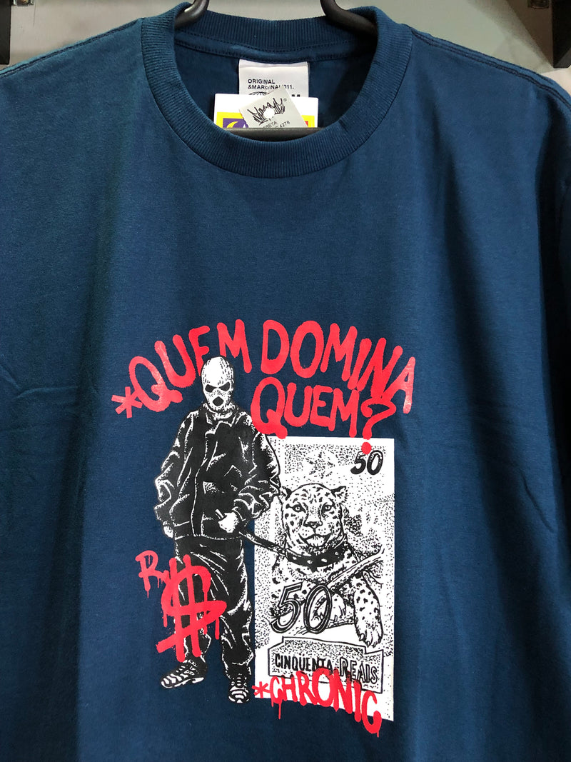 CAMISETA CHRONIC - QUEM DOMINA QUEM ? - AZUL MARINHO