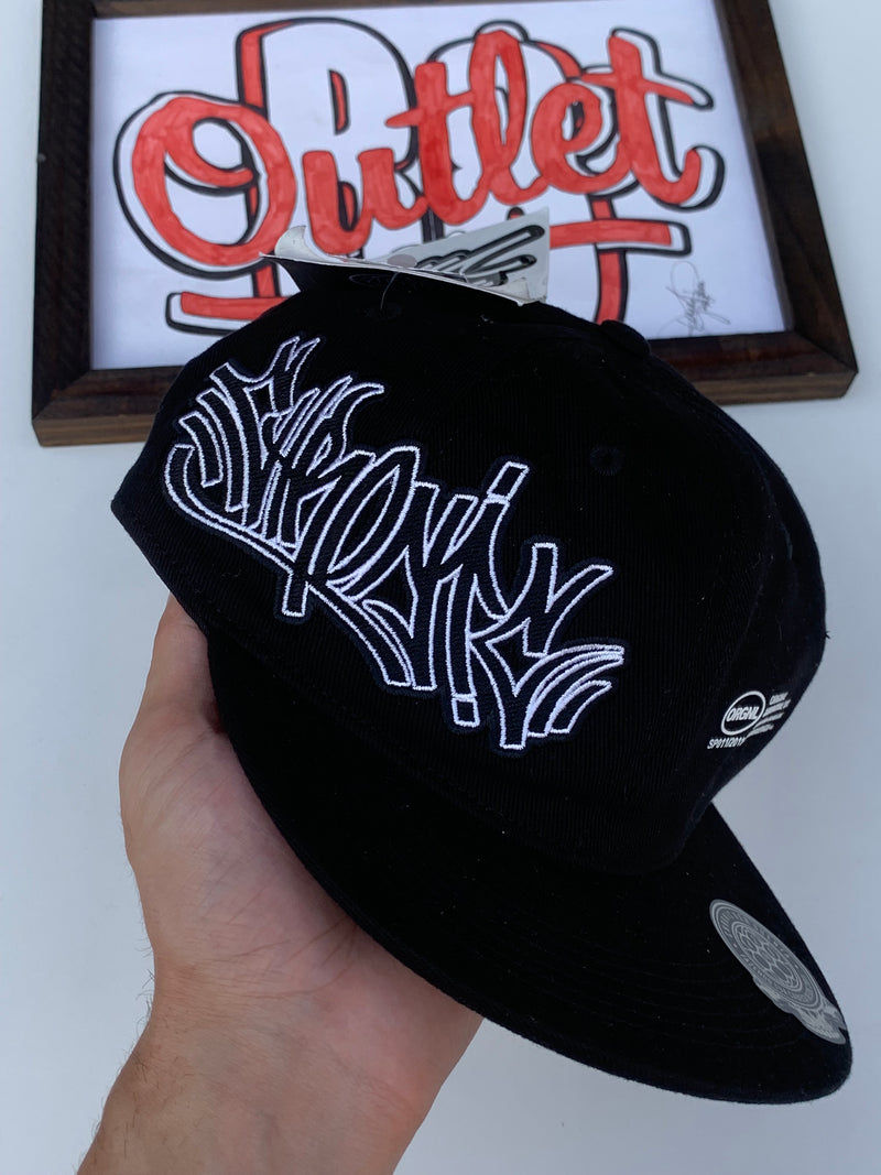 BONÉ SNAPBACK CHRONIC - O MUNDO É CRUEL MAS NÓS É CRIA