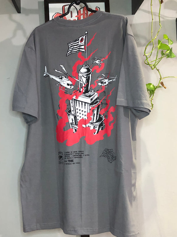 CAMISETA CHRONIC -PREDIO PEGANDO FOGO - CINZA - PLUS SIZE