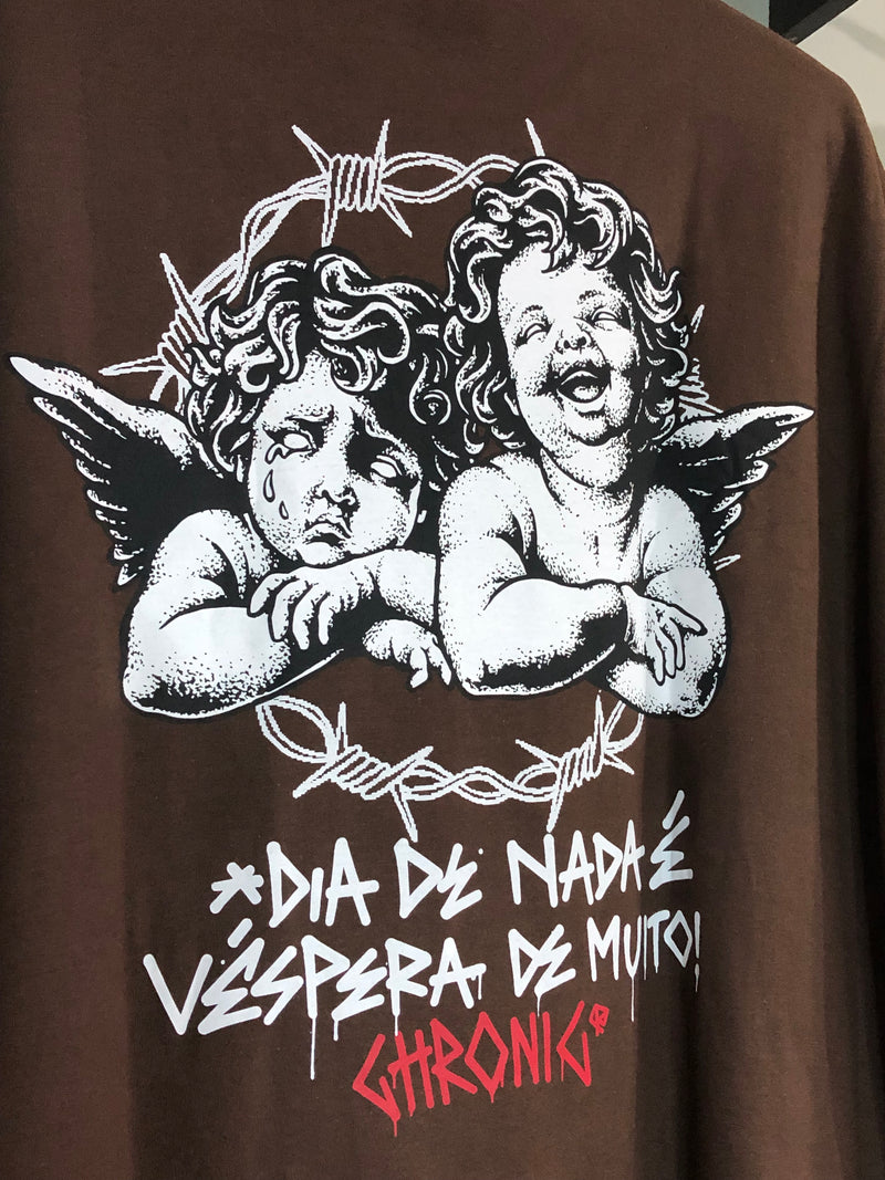 CAMISETA CHRONIC - DIA DE NADA VESPERA DE MUITO  - MARROM