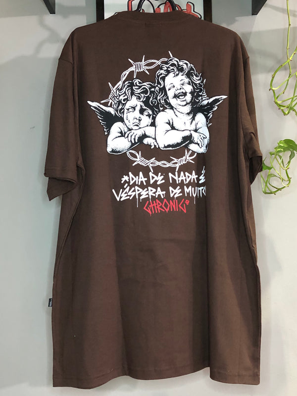 CAMISETA CHRONIC - DIA DE NADA VESPERA DE MUITO  - MARROM