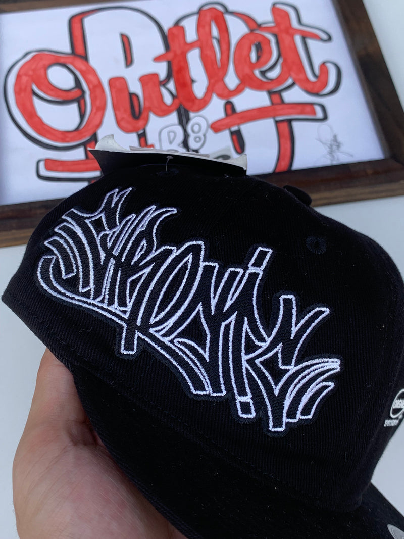 BONÉ SNAPBACK CHRONIC - O MUNDO É CRUEL MAS NÓS É CRIA