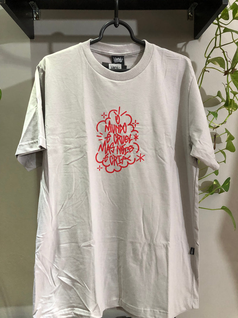 CAMISETA CHRONIC -  O MUNDO É CRUEL MAS NÓS É CRIA - CINZA