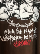 CAMISETA CHRONIC - DIA DE NADA VESPERA DE MUITO  - MARROM