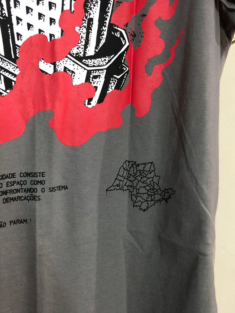 CAMISETA CHRONIC -PREDIO PEGANDO FOGO - CINZA - PLUS SIZE