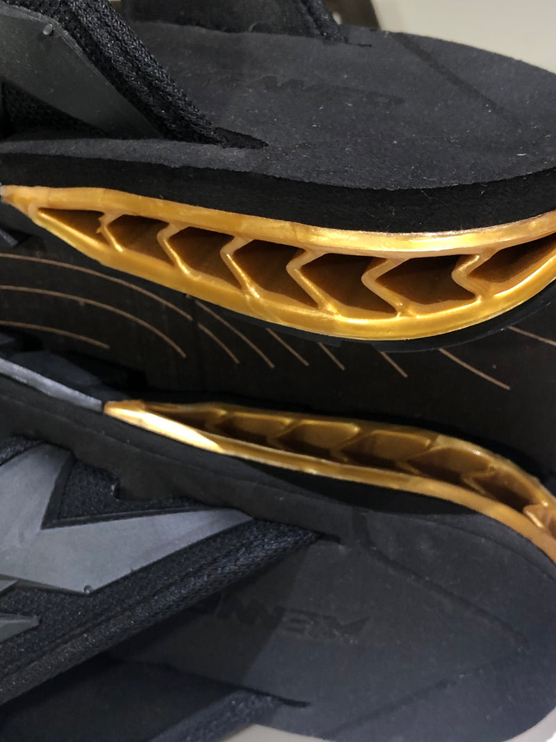 CHINELO KENNER + L7NNON - PRETO c/ DOURADO