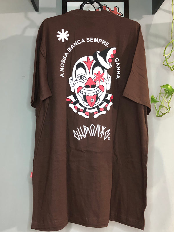 CAMISETA OVERSIZED CHRONIC - A NOSSA BANCA SEMPRE GANHA - MARROM