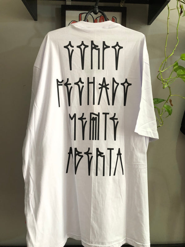 CAMISETA CHRONIC - CORPO FECHADO MENTE ABERTA - BRANCA  - PLUS SIZE