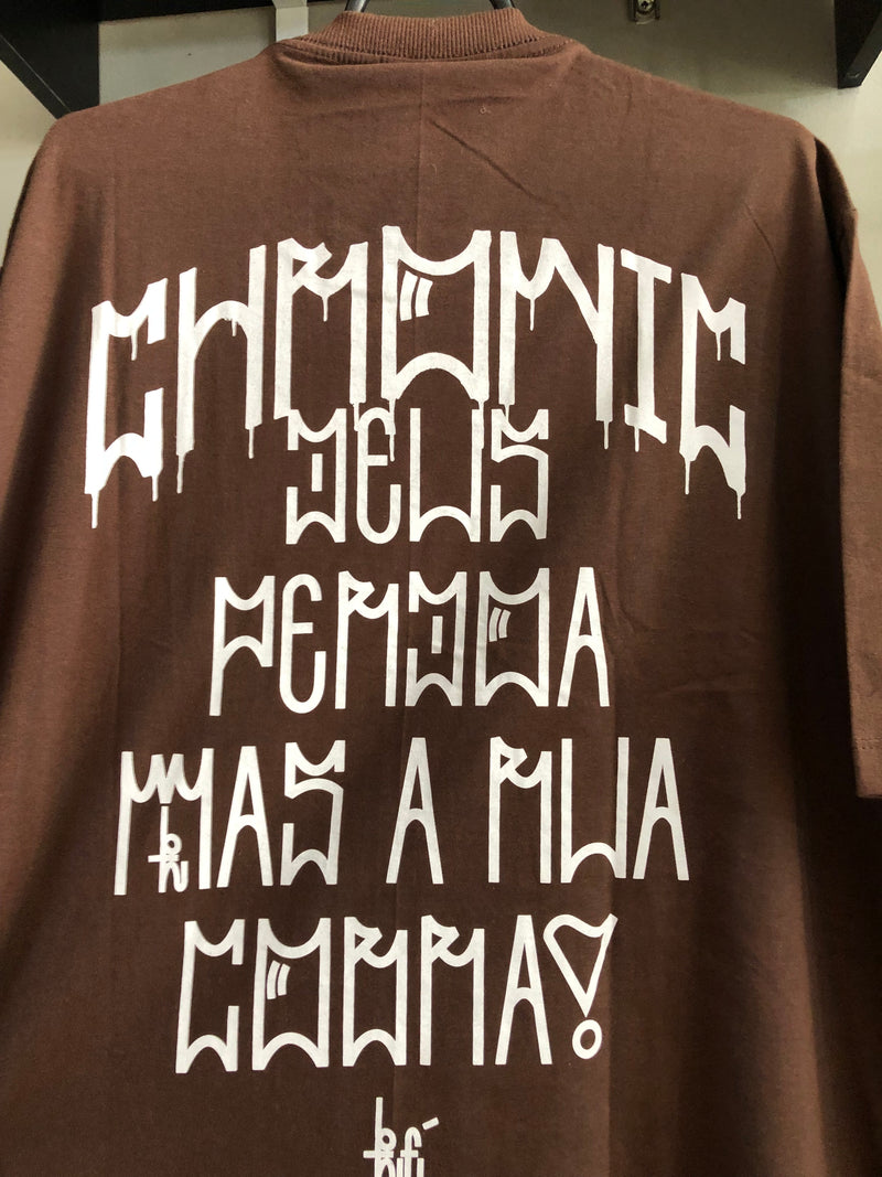 CAMISETA CHRONIC -DEUS PERDOA MAS A RUA COBRA - MARROM - PLUS SIZE