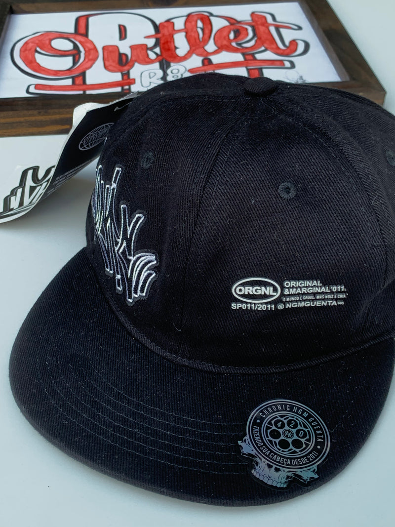 BONÉ SNAPBACK CHRONIC - O MUNDO É CRUEL MAS NÓS É CRIA