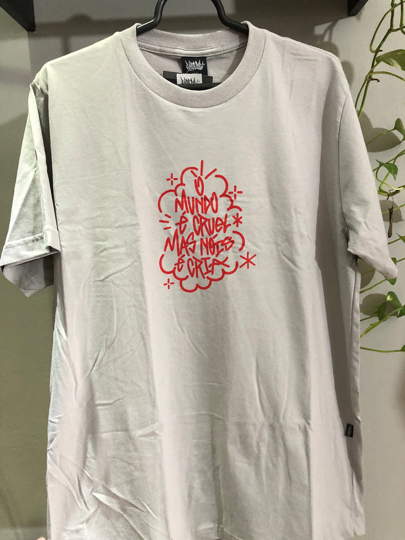 CAMISETA CHRONIC -  O MUNDO É CRUEL MAS NÓS É CRIA - CINZA