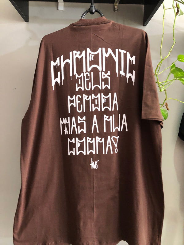 CAMISETA CHRONIC -DEUS PERDOA MAS A RUA COBRA - MARROM - PLUS SIZE