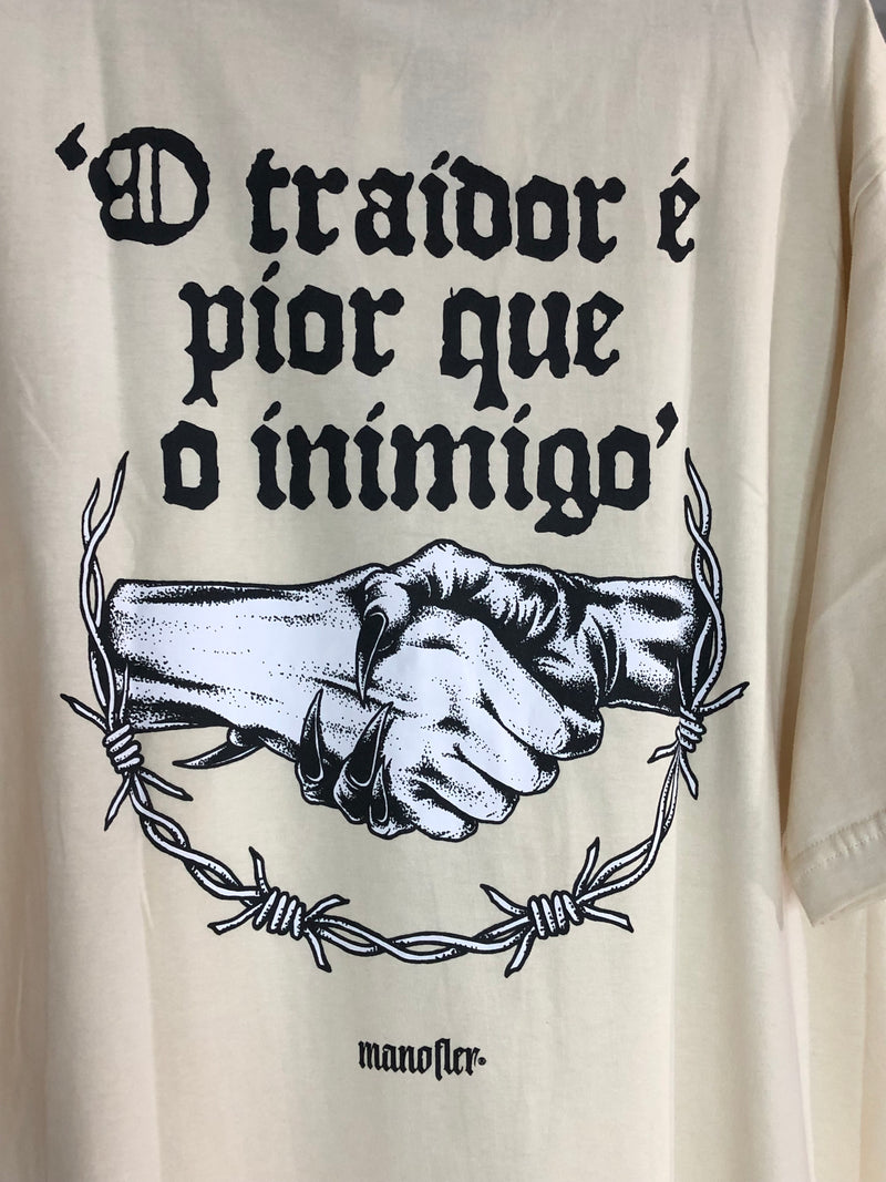 CAMISETA CHRONIC - O TRAIDOR É PIOR QUE O INIMIGO - BEGE