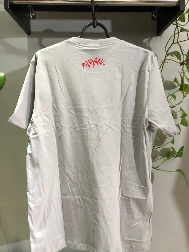 CAMISETA CHRONIC -  O MUNDO É CRUEL MAS NÓS É CRIA - CINZA