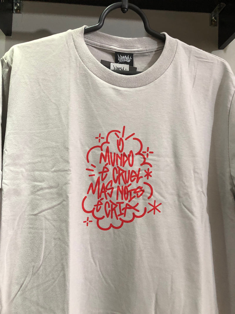 CAMISETA CHRONIC -  O MUNDO É CRUEL MAS NÓS É CRIA - CINZA