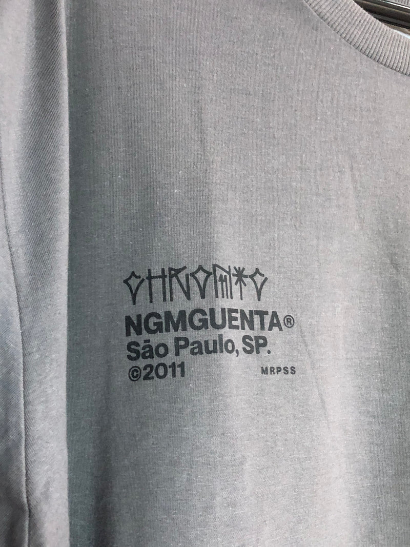 CAMISETA CHRONIC -PREDIO PEGANDO FOGO - CINZA - PLUS SIZE