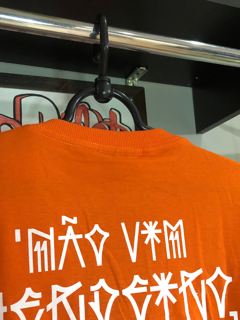 CAMISETA CHRONIC - NÃO VIM HENRDEIRO MAS VOU DEIXAR HERENÇA - LARANJA