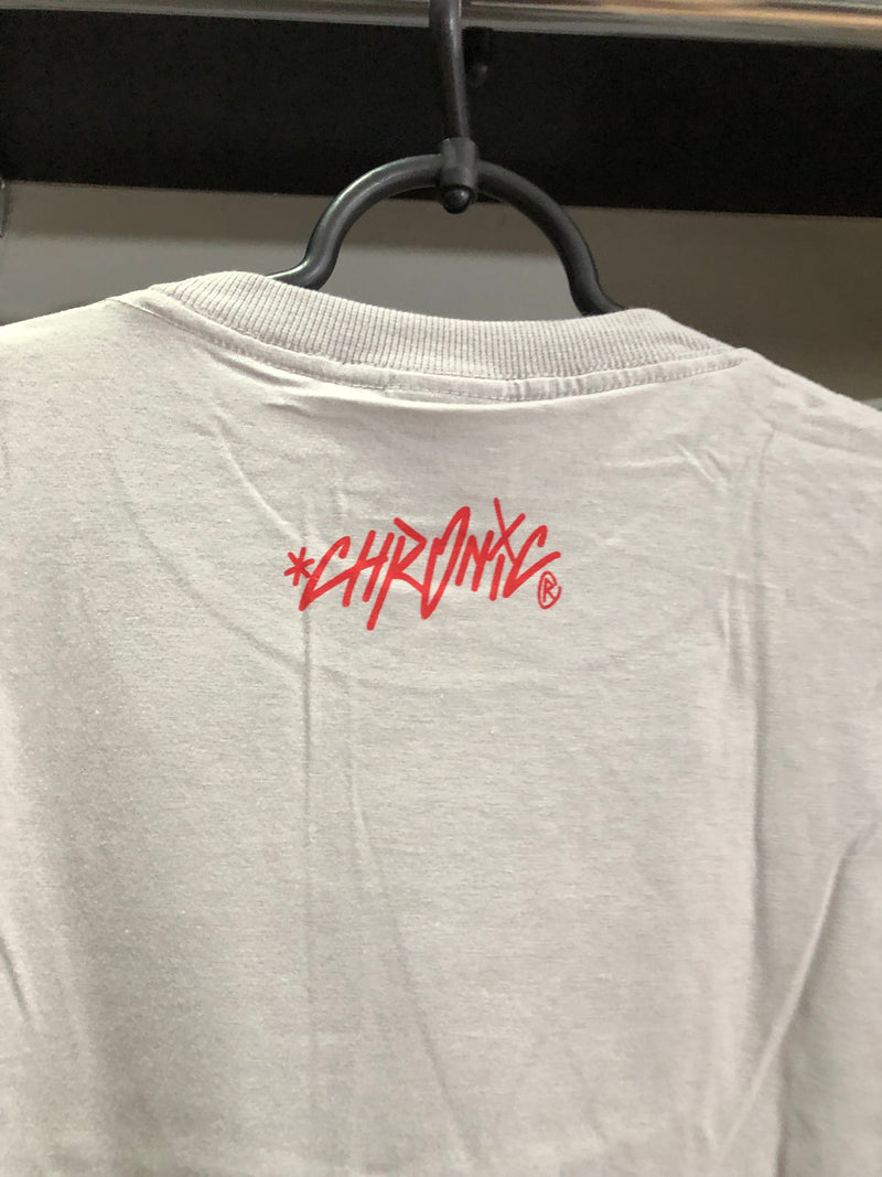 CAMISETA CHRONIC -  O MUNDO É CRUEL MAS NÓS É CRIA - CINZA