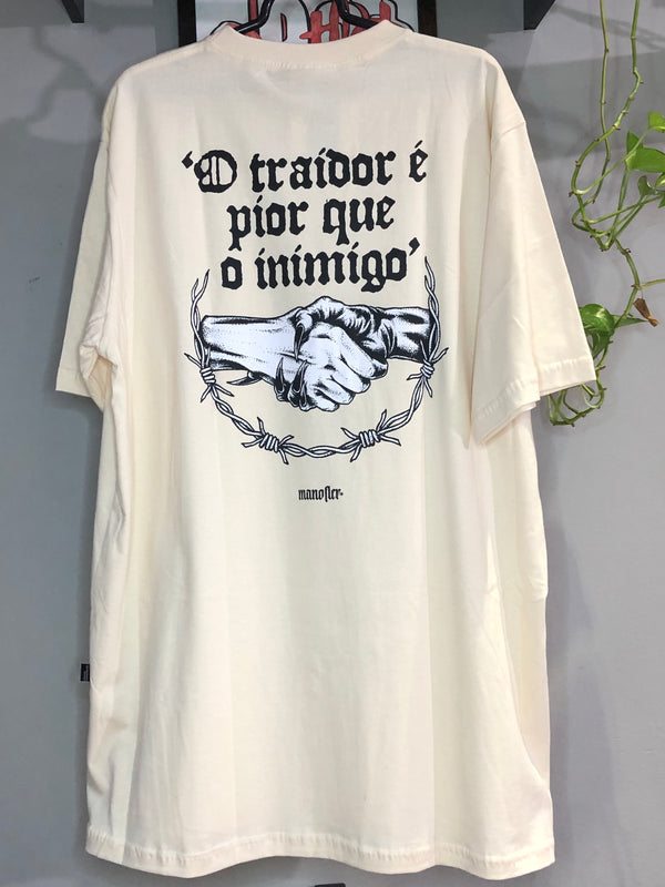 CAMISETA CHRONIC - O TRAIDOR É PIOR QUE O INIMIGO - BEGE