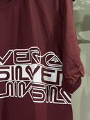 CAMISETA CUSTOM - QUIK LETREIRO - VINHO C/ DETALHE
