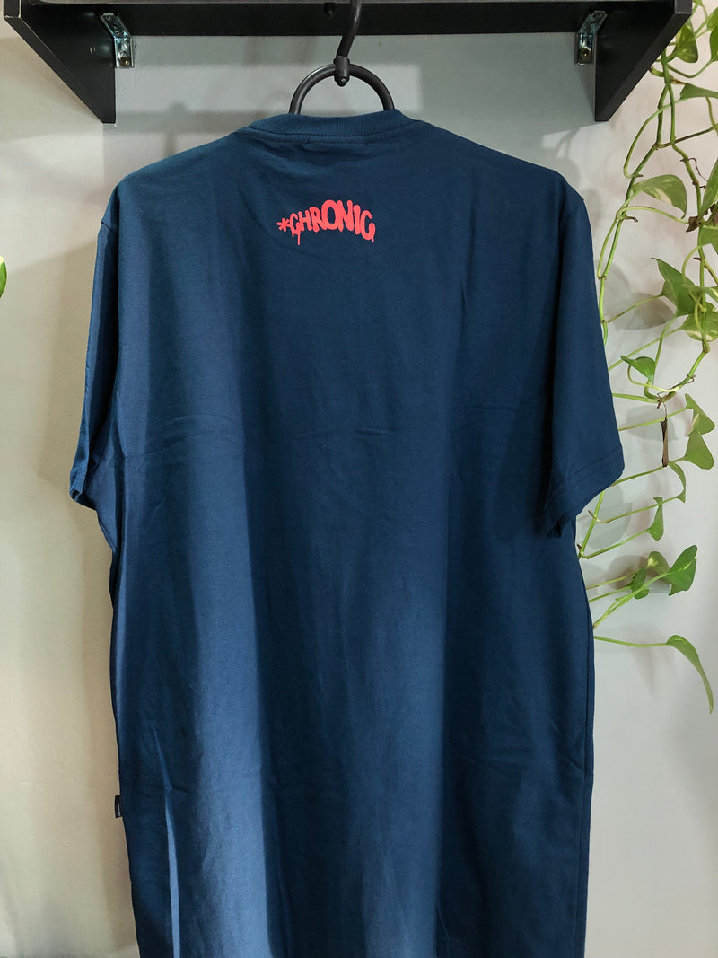 CAMISETA CHRONIC - QUEM DOMINA QUEM ? - AZUL MARINHO
